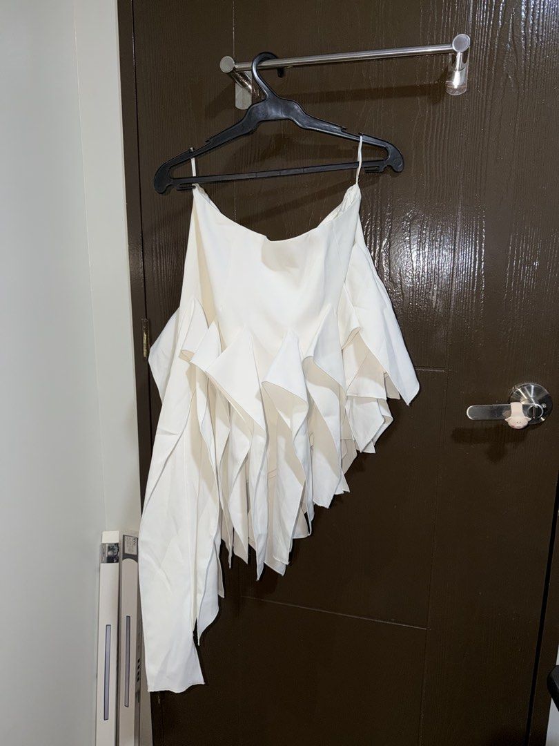 ZARA Asymmetrical Skirt (Category: Skirts) located in Quezon City. Submitted by hey.cider (Listing ID 1464582519, Image 2). Description: ZARA ASYMMETRIC RUFFLED SKIRT Mid-waist skirt with matching fabric ruffles. Asymmetric hem. Concealed in-seam zip fastening. Color: White Size: Large (40.9” or 104cm) Condition: Brand New RFS: decluttering MOP: maya/gcash/qr Shipping: lalamove/lbc.