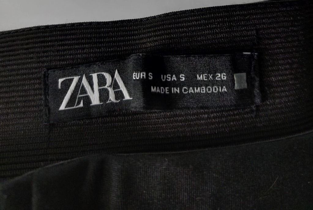 ZARA RHINESTONE SIDE-STRIPE HIGH-WAIST PANTS (Category: Jeans) located in Makati City. Submitted by fpled (Listing ID 1464697391, Image 2). Description: A high-waisted black pants from Zara featuring rhinestone side stripes running down both leg! Crafted from a thick, structured stretch knit with a smooth pull-on elastic waistband. Gives you a sleek, leg-lengthening silhouette! 📌 PRODUCT DETAILS: • Brand: ZARA (100% — Official Zara Store) • Size