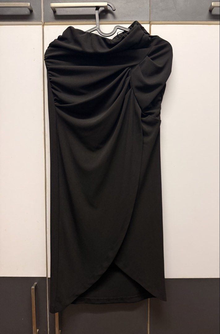 Zara Black ruched midi skirt (Category: Skirts) located in Quezon City. Submitted by mine4now (Listing ID 1464645008, Image 1). Description: What: Zara black ruched midi skirt Origin: Zara philippines Size: XS Condition: Unworn without tag RFS: DECLUTTERING Shipping fee: PAID by the buyer No: COD Courier: lbc, grab or lalamove J&T — if not busy MOP: Gcash, maya or online banking *For sure buyer, shipping is on the next day afternoon bet 5 an 6 pm
