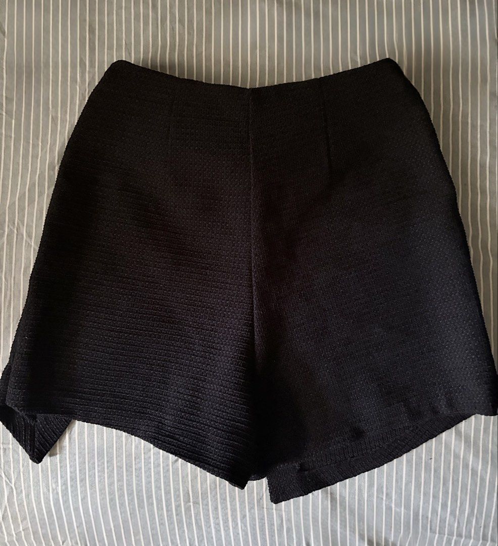 ZARA Black Textured Skort with Gold Buttons (Category: Skirts) located in Consolacion. Submitted by pitang17 (Listing ID 1464598926, Image 2). Description: - Zara black skort - Size XS, fits to 25-26 - Not faded, no issues - Textured fabric - Two decorative gold buttons at the front - Wrap-style front - Made in Turkey - Perfect for dressing up or down Last price posted Delivery fee to be shouldered by the buyer.