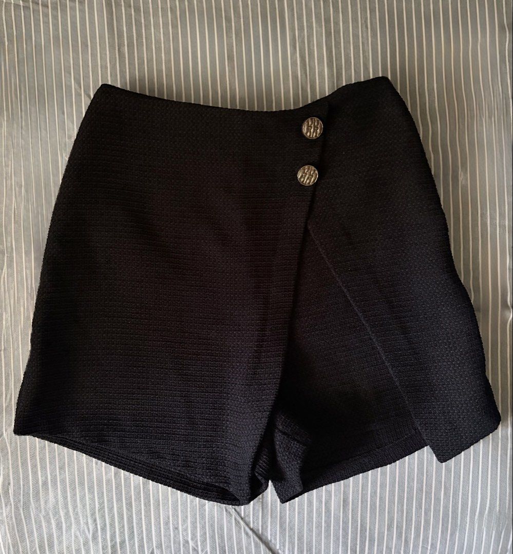 ZARA Black Textured Skort with Gold Buttons (Category: Skirts) located in Consolacion. Submitted by pitang17 (Listing ID 1464598926, Image 1). Description: - Zara black skort - Size XS, fits to 25-26 - Not faded, no issues - Textured fabric - Two decorative gold buttons at the front - Wrap-style front - Made in Turkey - Perfect for dressing up or down Last price posted Delivery fee to be shouldered by the buyer.