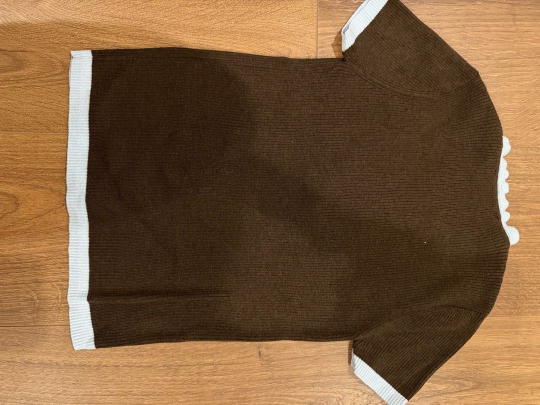 Zara brown and blue (Category: Blouses) located in Paranaque City. Submitted by bbyooodaa (Listing ID 1464637516, Image 2). Description: Only wore it once Super cute!! Nice to pair with a skirt ❣️.