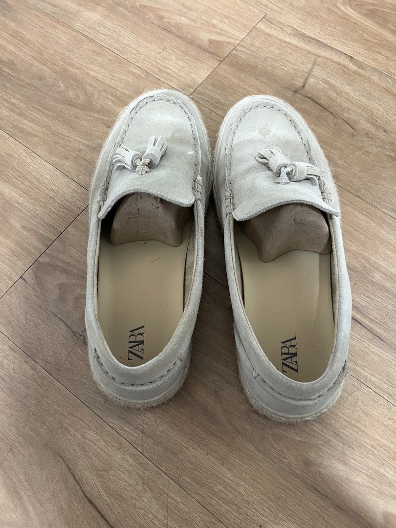 Zara casual tassle loafers (Category: Casual Shoes) located in Mandaluyong City. Submitted by minimalmeowguy (Listing ID 1464581513, Image 3). Description: Zara casual tassle loafers - suede material - 8/10 condition. Used but not abused - size 10us - not my style anymore.