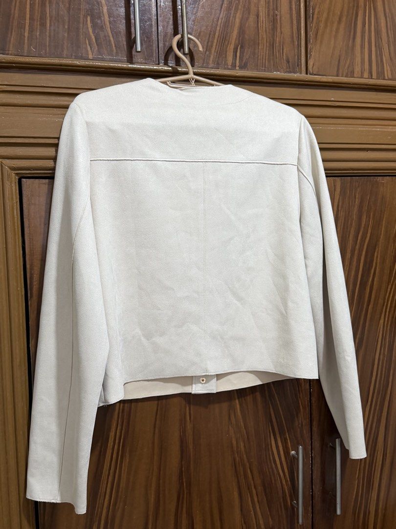 Zara Cropped Jacket with Button Details (Category: Coats, Jackets and Outerwear) located in Hagunoy. Submitted by vifinds (Listing ID 1464590119, Image 2). Description: ✨ brand new.