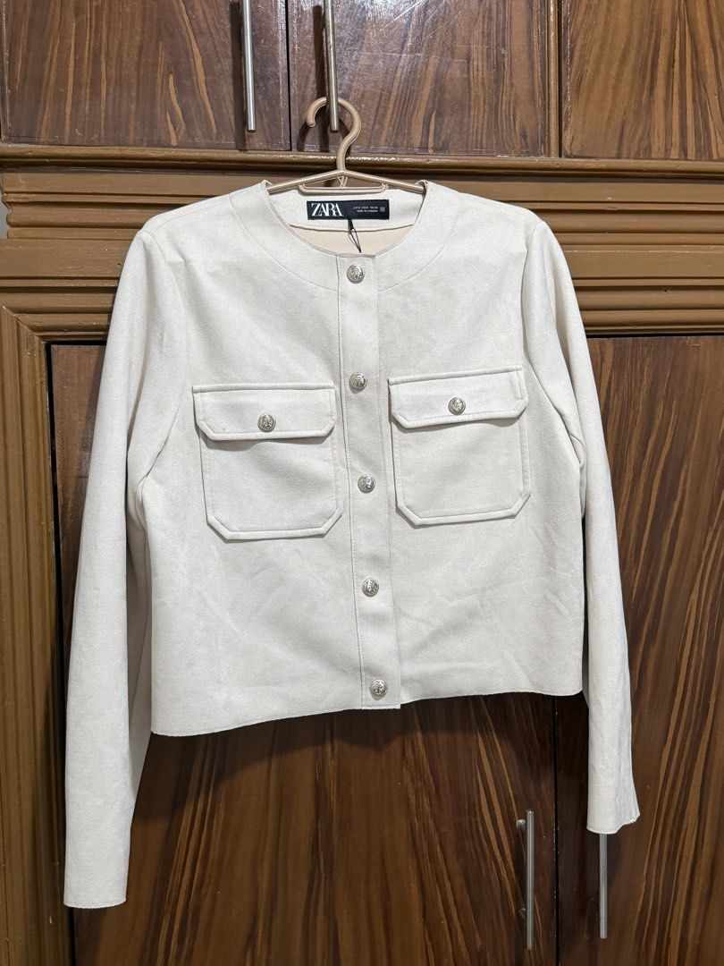 Zara Cropped Jacket with Button Details (Category: Coats, Jackets and Outerwear) located in Hagunoy. Submitted by vifinds (Listing ID 1464590119, Image 1). Description: ✨ brand new.