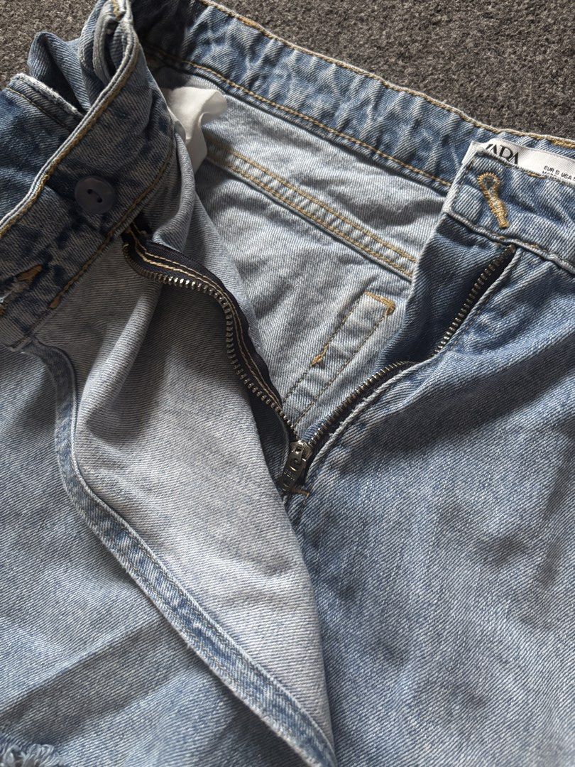 ZARA DENIM SHORT SKIRT (Category: Shorts) located in Makati City. Submitted by 317.manila (Listing ID 1464574751, Image 3). Description: 💛10/10 CONDITION 💛 ONCE USED 💛 SMALL SIZE 26-27 only.