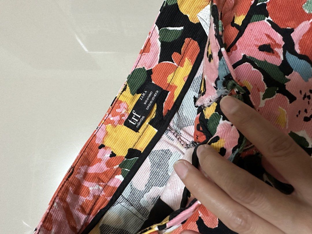 Zara floral botton down short (Category: Shorts) located in Davao. Submitted by theresetshelf (Listing ID 1464642014, Image 3). Description: ♥️waist size 26 ♥️Length 12.5 ♥️slightly stretch.