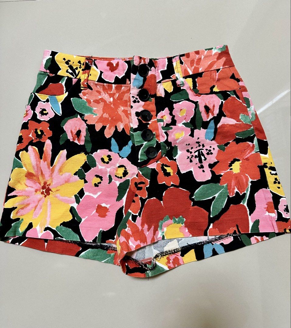 Zara floral botton down short (Category: Shorts) located in Davao. Submitted by theresetshelf (Listing ID 1464642014, Image 1). Description: ♥️waist size 26 ♥️Length 12.5 ♥️slightly stretch.