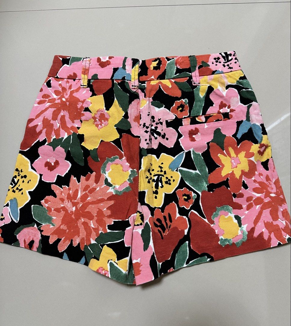 Zara floral botton down short (Category: Shorts) located in Davao. Submitted by theresetshelf (Listing ID 1464642014, Image 2). Description: ♥️waist size 26 ♥️Length 12.5 ♥️slightly stretch.