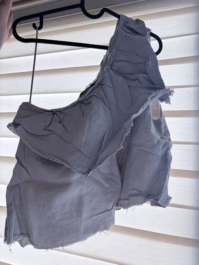 Zara Grey Linen Ruffle Top (Category: Sleeveless) located in Manila. Submitted by cheska.closet18 (Listing ID 1464614135, Image 1). Description: - Grey linen top - Ruffle details - Raw hem edges - Estimated size S or M - Lightweight and breathable fabric - Ideal for casual outfits.