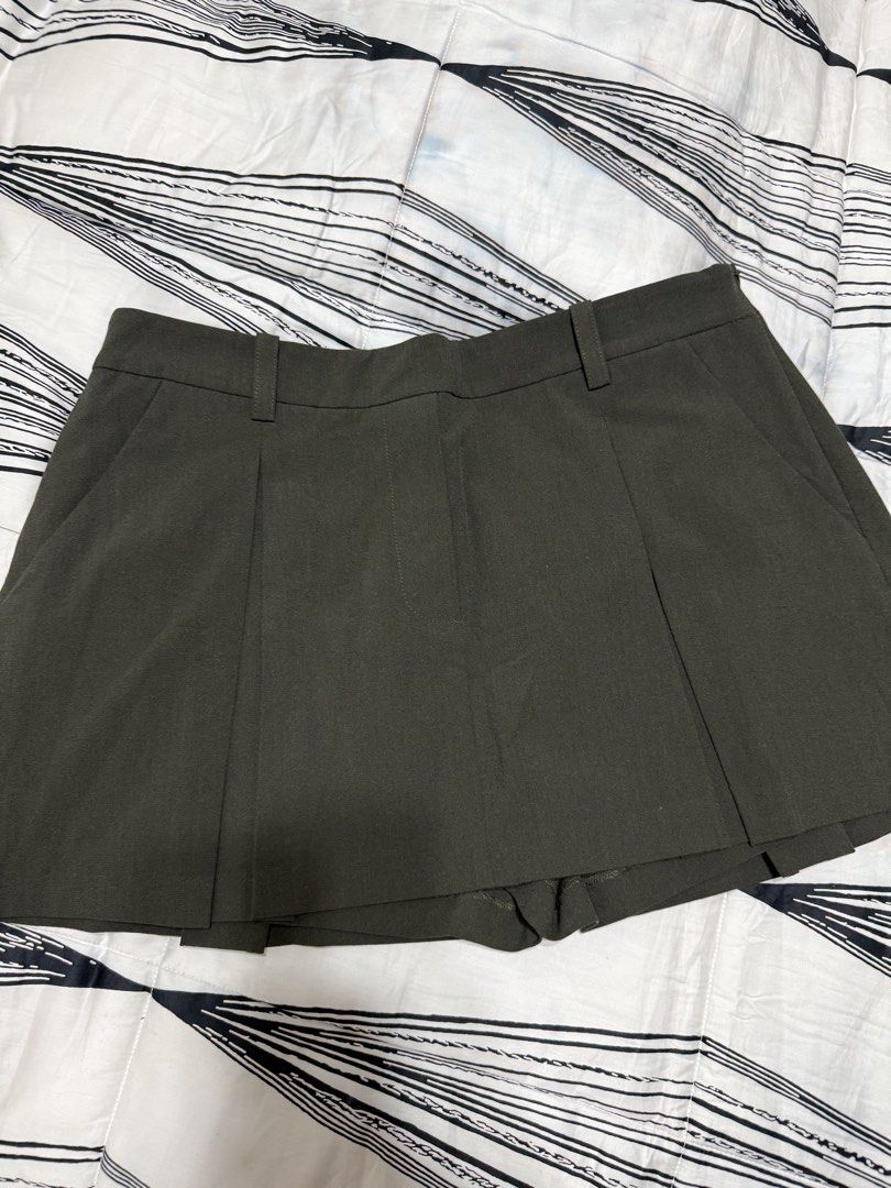 Zara Pleated Skort (Category: Shorts) located in Makati City. Submitted by martina.declutters (Listing ID 1464642094, Image 1). Description: .
