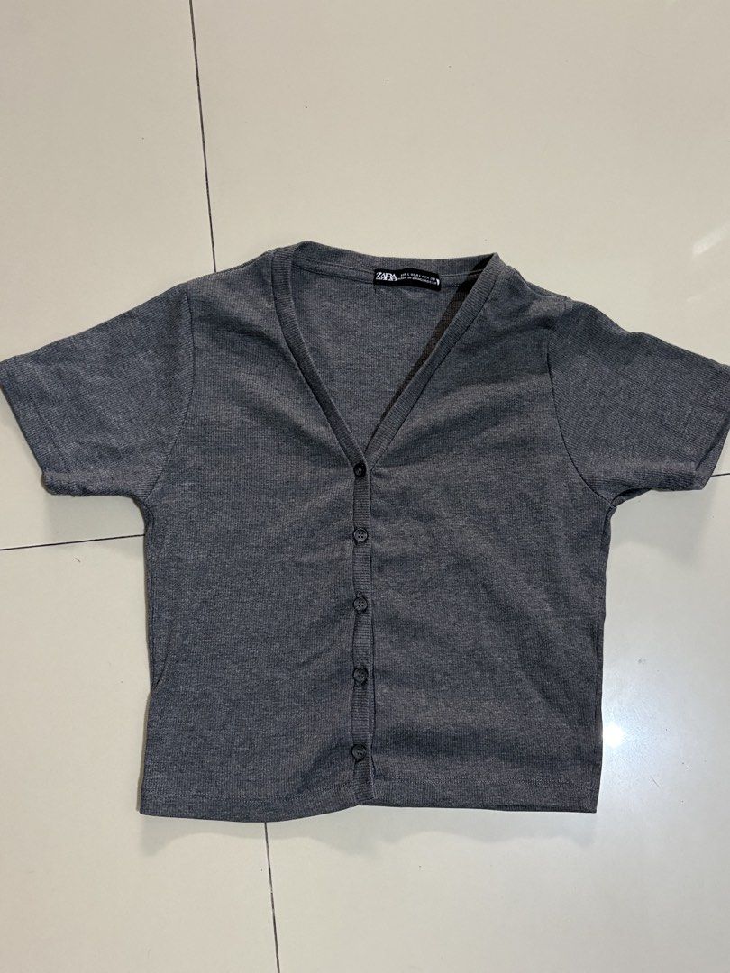 Zara semi crop top (Category: Shirts) located in Rizal. Submitted by sidehustleniategirl (Listing ID 1464577975, Image 1). Description: Zara semi crop top medium-large can fit .