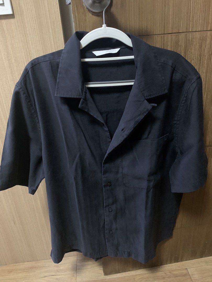 Zara Short Sleeve Button Up Shirt (Category: Shirts) located in Pasig City. Submitted by lhen_llagas27 (Listing ID 1464575028, Image 1). Description: - Zara dark grey short sleeve shirt Med to large frame - Button-up front - Chest pocket - Classic collar - Made in Bangladesh - Size: EUR/USA M, MEX 40 - Ideal for casual wear or layering.