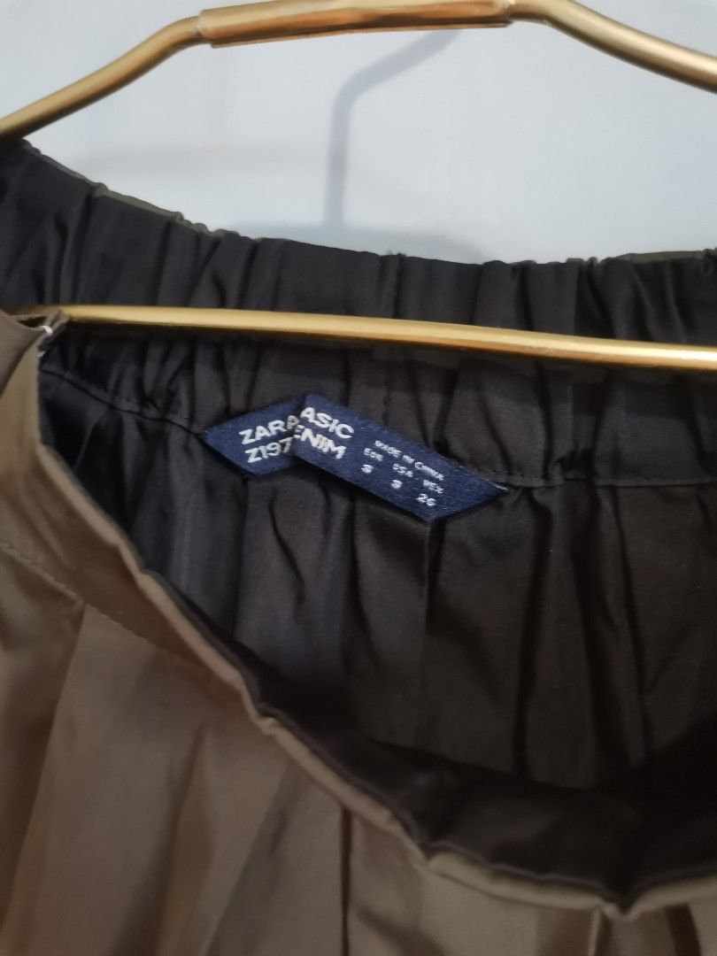 zara skirt (Category: Skirts) located in Quezon City. Submitted by charlottescollection (Listing ID 1464583004, Image 2). Description: original zara midi skirt olive green no side pockets used once can fit till size 28 .
