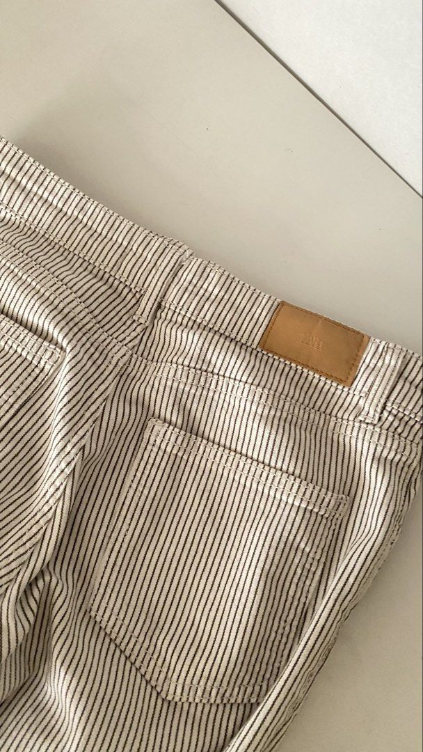 Zara Striped Pants (Category: Jeans) located in Iloilo. Submitted by luckyeagle_1c5618 (Listing ID 1464664647, Image 2). Description: - Classic pinstripe Zara pants - Color: Light beige with dark stripes - Closure: Button and zip - Pockets: Two back, two front - Material: Made in Bangladesh - Size: EUR 36 / USA 6 / MEX 28.