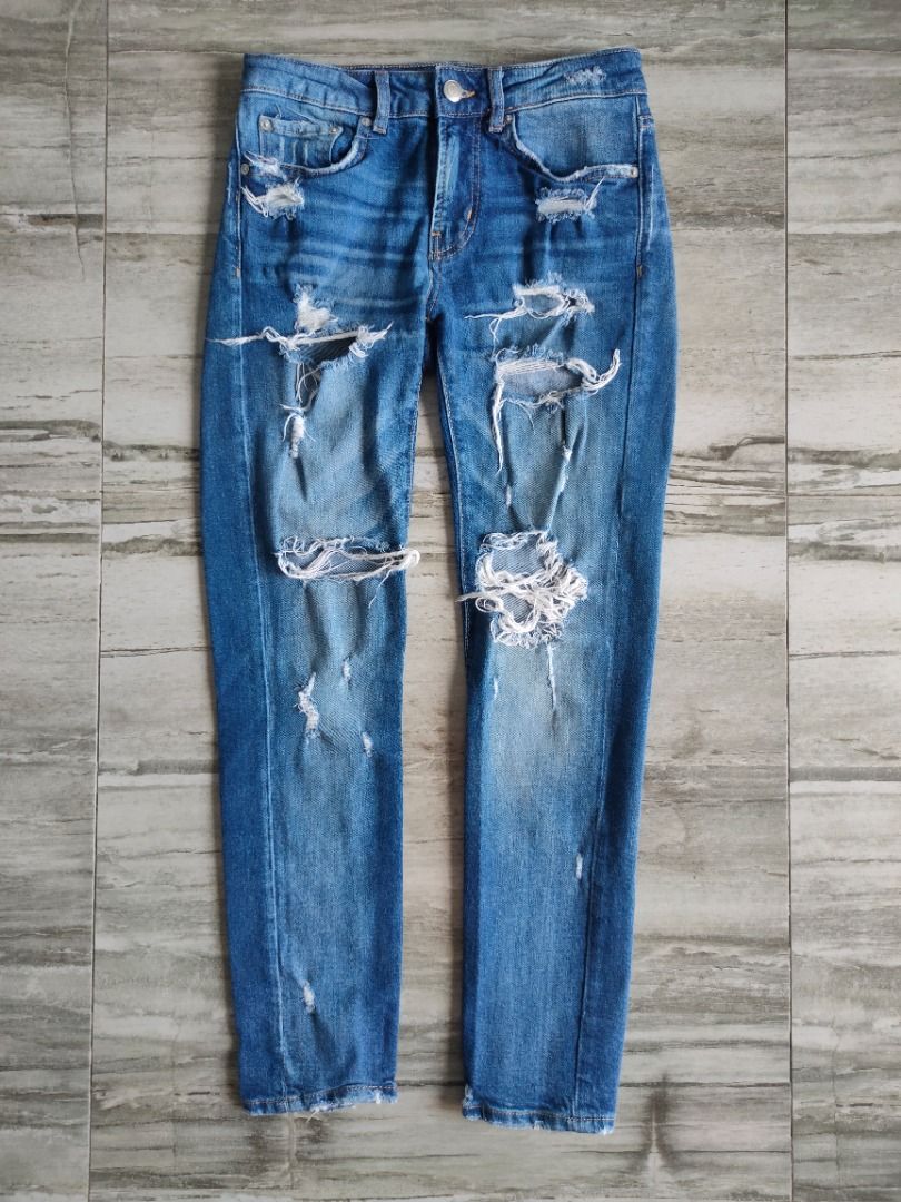 Zara Tattered Jeans - Size 26 (Category: Jeans) located in Dasmarinas. Submitted by acesteve (Listing ID 1464640995, Image 1). Description: Size in inches: 26 waist 36.5 length 27.5 inseam 5.5 leg hole No issues or alterations Loc: Dasma Cavite MOP: Gcash.