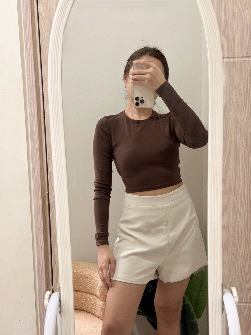 ZARA TOP (Category: Longsleeves) located in Quezon City. Submitted by kaye_oineza (Listing ID 1464741280, Image 1). Description: 🤎 Crop Long-Sleeve Top Small-Medium (M on tag) Brand: ZARA Fave!!! 😭🌸 Brown or Mocha Top.