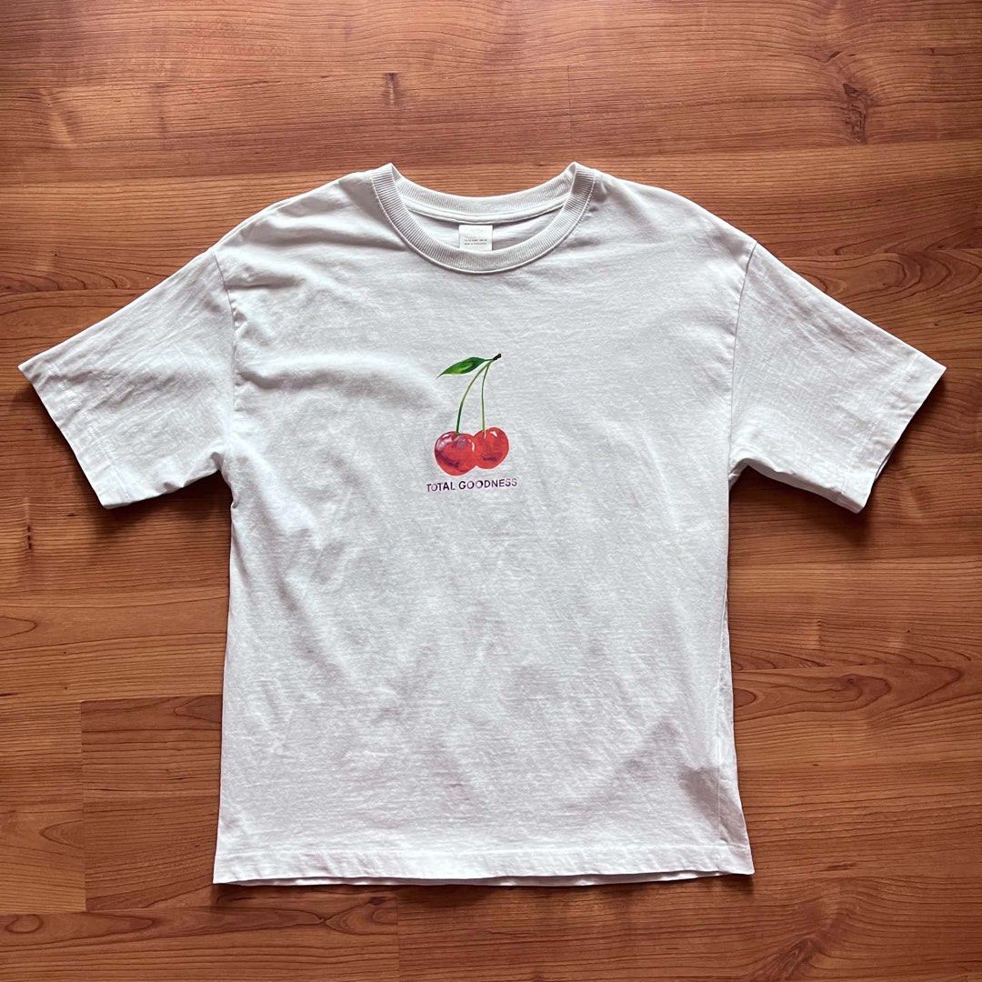 Zara T-Shirt (Category: Shirts) located in Rizal. Submitted by timelessfinds89_ (Listing ID 1464572979, Image 1). Description: Dimes: L26 W20 (fits S-M).