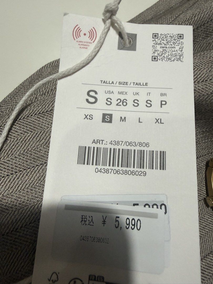Zara Vest Size S Grey Herringbone Sleeveless Button Up (Category: Sleeveless) located in Quezon City. Submitted by titasofkyusi (Listing ID 1464594507, Image 3). Description: - Zara grey herringbone vest - Sleeveless design - Button-up front - Perfect for layering - Pairs well with skirts or trousers - Size S to M Rfs: big size im only xs.