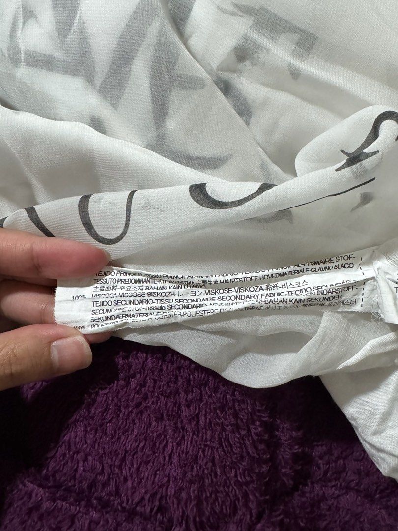 zara white graphic boxy t-shirt (Category: Shirts) located in Manila. Submitted by xo.cassie (Listing ID 1464736029, Image 3). Description: ꒰୨୧꒱ zara white graphic boxy t-shirt 🧺 details: ⋯ size: small on tag, fits up to large ⋯ bust: 34 in ⋯ waist: 34 in ⋯ washed and ready to wear for buyer 💌 gift boxes are available !! if you would like your item to be placed in a corrugated gift box, simply let me know and add ₱20 to the purchase price. mop:
