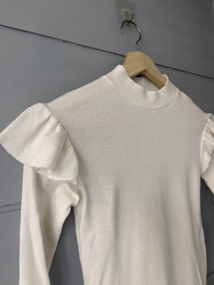 ZARA WHITE KNIT LONGSLEEVE (s) (Category: Longsleeves) located in Lipa City. Submitted by upcycle_alley (Listing ID 1464643093, Image 2). Description: .