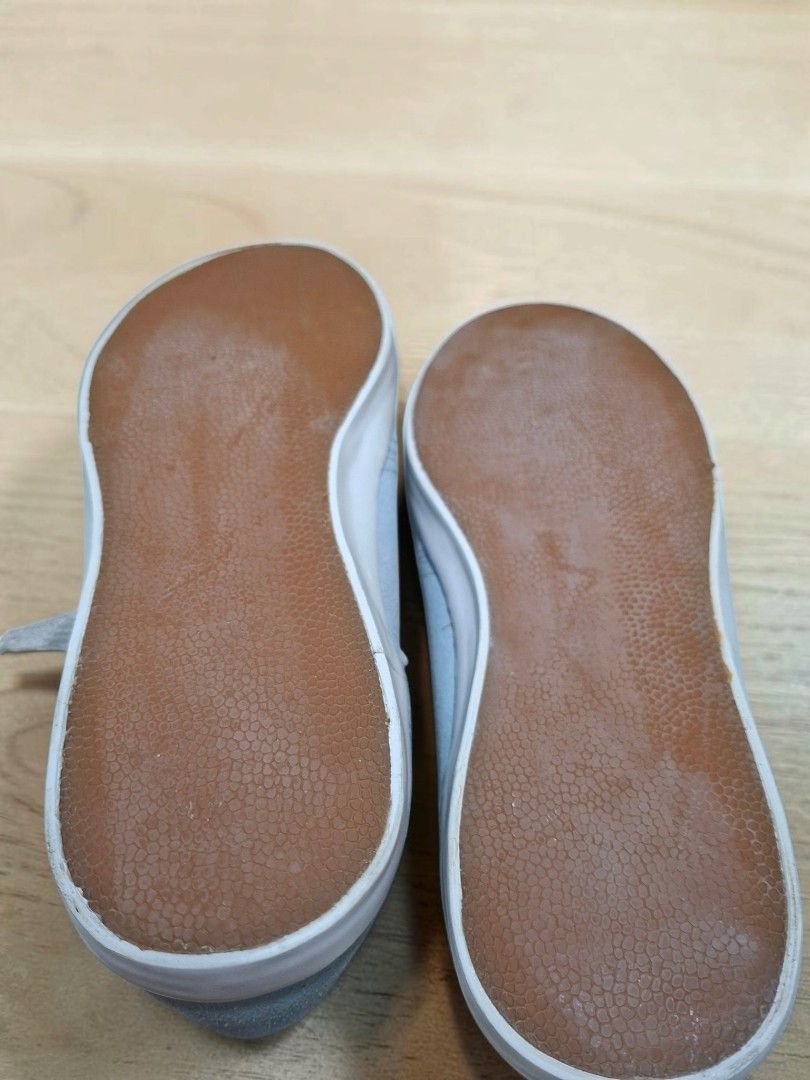 ZARA YOUNG SUEDE LEATHER SNEAKERS (Category: Sneakers) located in Las Pinas. Submitted by annachiaonair2037 (Listing ID 1464681566, Image 3). Description: ZARA YOUNG SUEDE LEATHER SNEAKERS FROM JAPAN 26CM SIZE 8.5 TO 9 SUPER NICE AND COMFY Disclaimer: I am not affiliated with, associated with, or authorized by any of the brands featured posted. Any mention of brand names, trademarks, or logos is solely for identification and reference purposes on