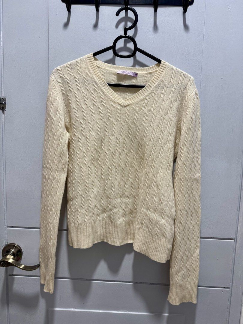 100% Cashmere Sweater | Free Shipping (Category: Longsleeves) located in Davao. Submitted by buymyclosetph (Listing ID 1464876648, Image 1). Description: Size Medium length 21 inches.