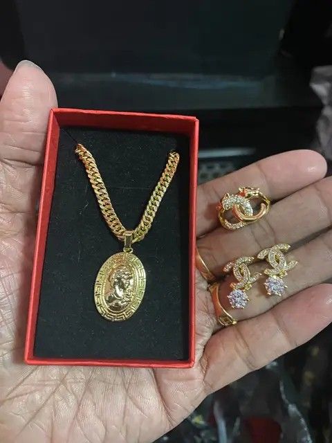 14K Vermeil Gold Set 3n1 (Category: Necklaces) located in Caloocan City. Submitted by cheskhaionlinestore2.0 (Listing ID 1464900841, Image 2). Description: New Collection 🥰 14k GOLD VERMEIL 3n1 Set ₱1250 set📌 Onhand 👌🏻 What is Vermeil Gold? 14K Vermiel Gold Gold vermeil (pronounced ver-may) is a high-quality type of gold-plated jewelry defined by a sterling silver base metal, a thick gold layer (at least 2.5 microns), and a gold purity of 10 