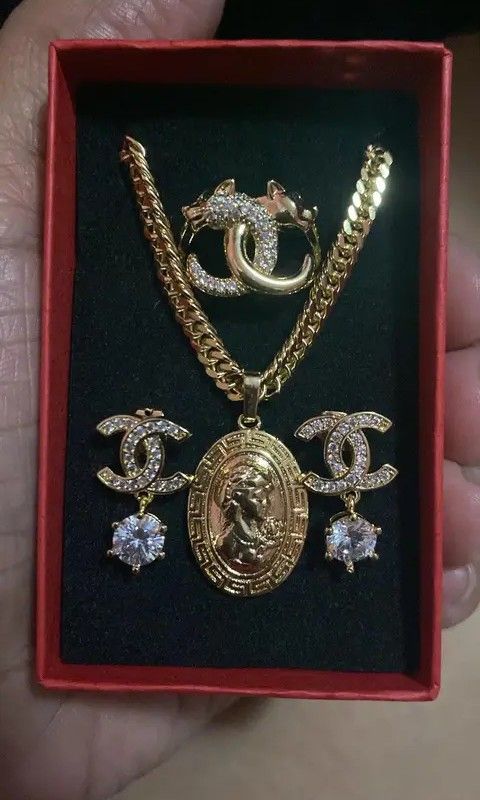 14K Vermeil Gold Set 3n1 (Category: Necklaces) located in Caloocan City. Submitted by cheskhaionlinestore2.0 (Listing ID 1464900841, Image 1). Description: New Collection 🥰 14k GOLD VERMEIL 3n1 Set ₱1250 set📌 Onhand 👌🏻 What is Vermeil Gold? 14K Vermiel Gold Gold vermeil (pronounced ver-may) is a high-quality type of gold-plated jewelry defined by a sterling silver base metal, a thick gold layer (at least 2.5 microns), and a gold purity of 10 
