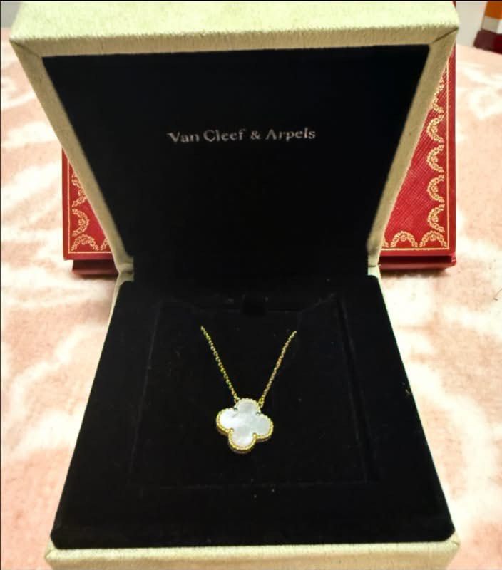 18K HK Setting Four Leaf Clover Necklace (Category: Necklaces) located in Manila. Submitted by annafinds (Listing ID 1464877930, Image 2). Description: 18K HK Setting Four Leaf Clover Necklace - 46cm ( adjustable) - New Condition - With box ₱33,800 Open for layaway. Disclaimer: We are not affiliated, associated, authorized, endorsed by or in any way officially connected with any other company or luxury brand. All copyrights are reserved to the or
