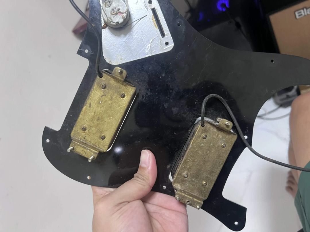 1984 Dragster 04H Humbucker Pickup Set (Category: Musical Instruments) located in Carmona. Submitted by r.redone (Listing ID 1464776517, Image 3). Description: 1984 Fender Dragster 04H Humbucker Pickup Set From a 1984 Fender Contemporary Series Stratocaster, Made in Japan. Bridge: 13kΩ Neck: 12kΩ Magnets: Alnico V (if I’m not mistaken) Comes with the original pickguard, pots, and capacitor Pickup selector switch is NOT included Pickguard mounting