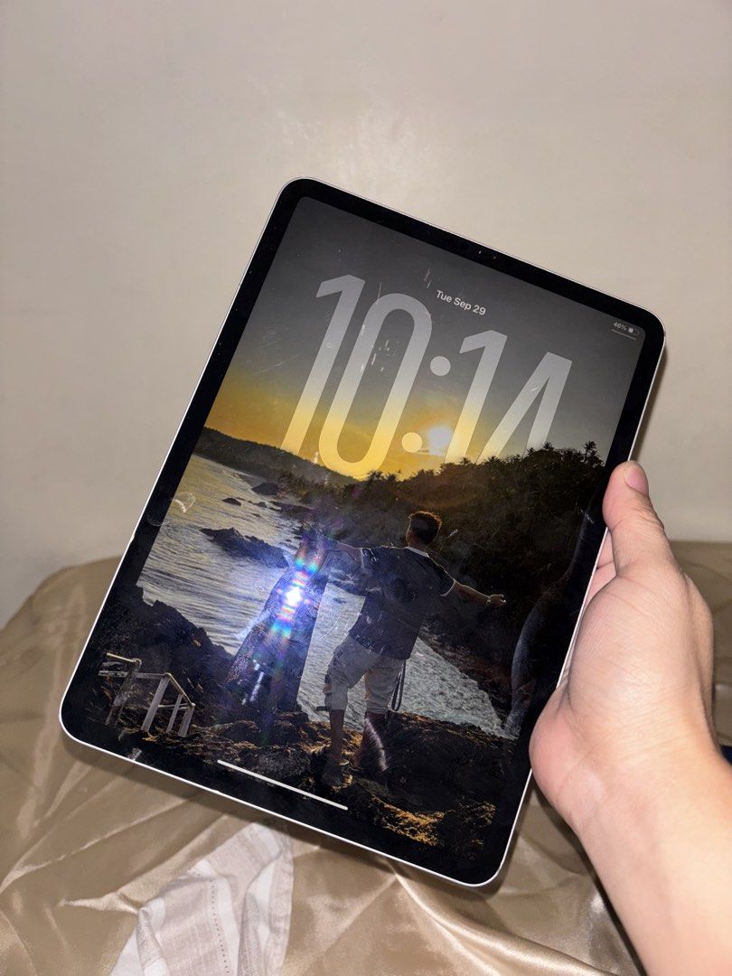 1TB iPad Pro 11 2nd Gen (Category: iPad) located in Quezon City. Submitted by vannivan4 (Listing ID 1464908534, Image 2). Description: 1TB iPad Pro 11 2nd Gen for sale rfs.. need money very small dent shown on video.. not affecting display, not visible on dark mode fixed price 30k.
