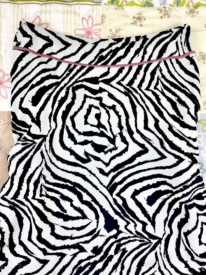 2000’s Image Rouge Zebra Print Skirt (Category: Skirts) located in Angeles City. Submitted by fruits.ph (Listing ID 1464943216, Image 3). Description: Measurements Waist: 26” Hips: 35” Length: 20” Size on Tag: ❌ Best Fit: 25-27” waist (S-M) *Flat lay measurements* Mannequin Size: (Waist:31 Hips:33) Color Rate: 10/10 Flaws: None Material: Polyester/Non Stretch ***Color may vary due to lighting. This item is properly washed and disinfected.***.