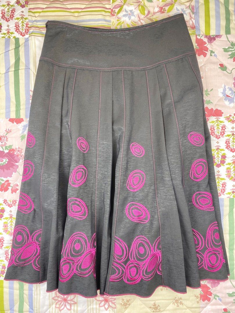 2000’s Random Embroidered Pleated Skirt (Category: Skirts) located in Angeles City. Submitted by fruits.ph (Listing ID 1464941642, Image 2). Description: Measurements Waist: 27” Hips: 37” Length: 25.5” Size on Tag: S Best Fit: 27-29” waist (S-M) *Flat lay measurements* Mannequin Size: (Waist:31 Hips:33) Color Rate: 10/10 Flaws: None Material: Polyester/Non-Stretch Fabric ***Color may vary due to lighting. This item is properly washed and disinfec