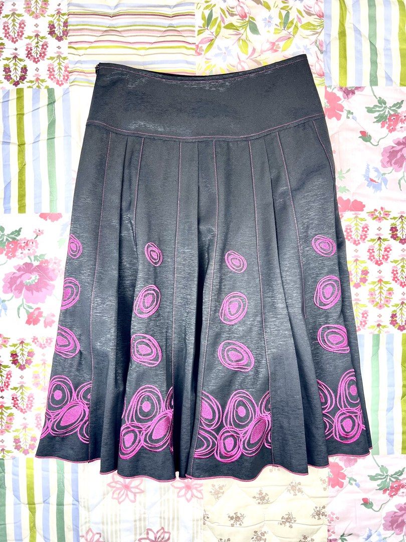 2000’s Random Embroidered Pleated Skirt (Category: Skirts) located in Angeles City. Submitted by fruits.ph (Listing ID 1464941642, Image 1). Description: Measurements Waist: 27” Hips: 37” Length: 25.5” Size on Tag: S Best Fit: 27-29” waist (S-M) *Flat lay measurements* Mannequin Size: (Waist:31 Hips:33) Color Rate: 10/10 Flaws: None Material: Polyester/Non-Stretch Fabric ***Color may vary due to lighting. This item is properly washed and disinfec