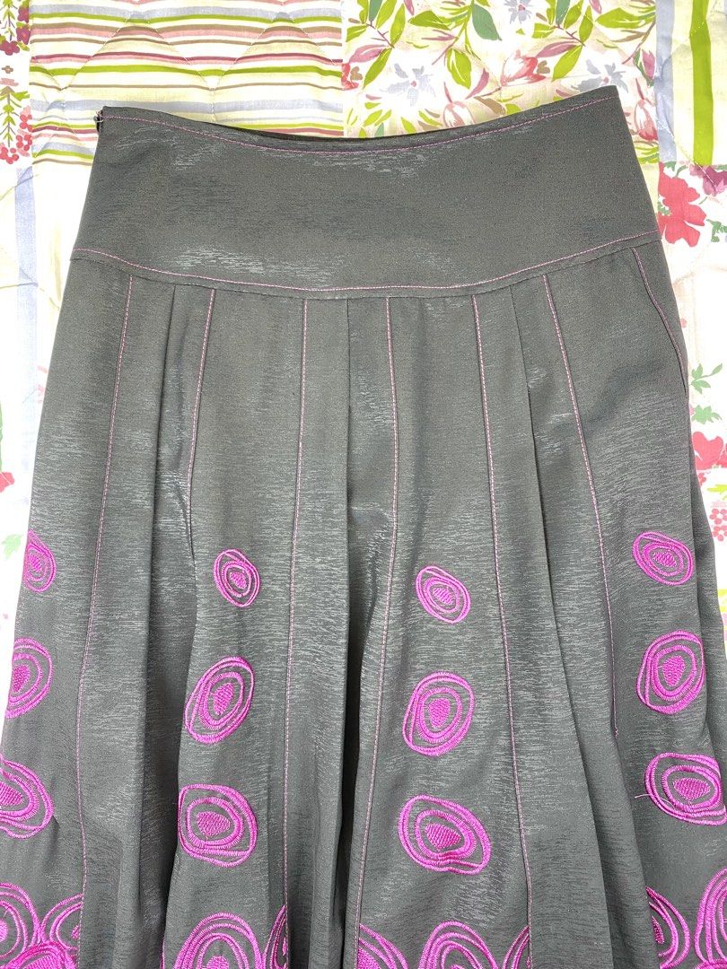 2000’s Random Embroidered Pleated Skirt (Category: Skirts) located in Angeles City. Submitted by fruits.ph (Listing ID 1464941642, Image 3). Description: Measurements Waist: 27” Hips: 37” Length: 25.5” Size on Tag: S Best Fit: 27-29” waist (S-M) *Flat lay measurements* Mannequin Size: (Waist:31 Hips:33) Color Rate: 10/10 Flaws: None Material: Polyester/Non-Stretch Fabric ***Color may vary due to lighting. This item is properly washed and disinfec