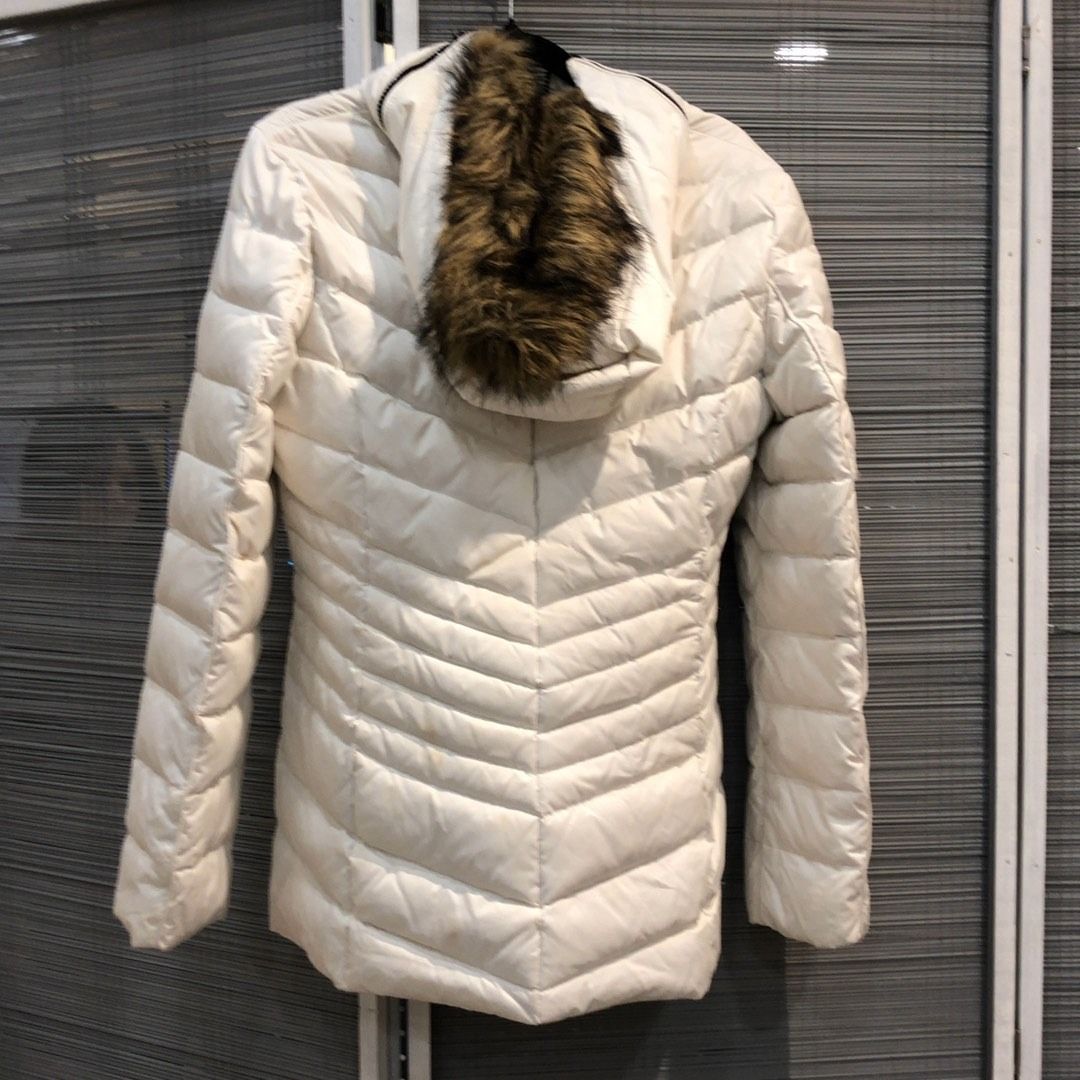 267009342 MARC YORK CLOTHES JACKET PUFF (Category: Luxury Apparel) located in Taguig. Submitted by ecoring.ph (Listing ID 1464784879, Image 2). Description: ◆CONDITION: B- ◆DESCRIPTIONS: (Other defects/info:) The body of the jacket is stained, dirty, and discolored, and shows signs of use. The synthetic fur of the jacket has an unpleasant smell and shows signs of use. * SIZE: ◆SHOULDER TO SHOULDER: 15inches. (approximately only) ◆BUST: 34inches. 