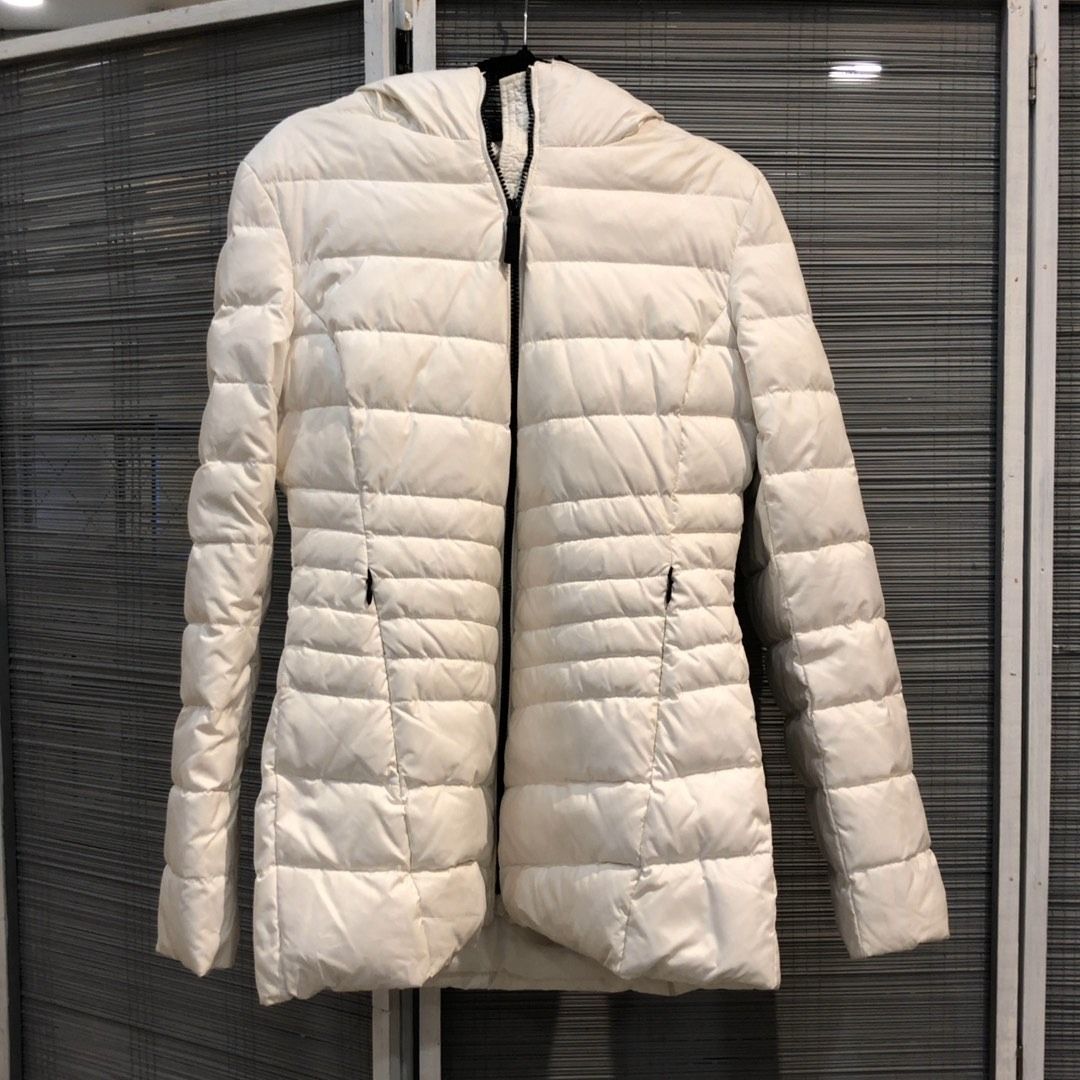 267009342 MARC YORK CLOTHES JACKET PUFF (Category: Luxury Apparel) located in Taguig. Submitted by ecoring.ph (Listing ID 1464784879, Image 1). Description: ◆CONDITION: B- ◆DESCRIPTIONS: (Other defects/info:) The body of the jacket is stained, dirty, and discolored, and shows signs of use. The synthetic fur of the jacket has an unpleasant smell and shows signs of use. * SIZE: ◆SHOULDER TO SHOULDER: 15inches. (approximately only) ◆BUST: 34inches. 