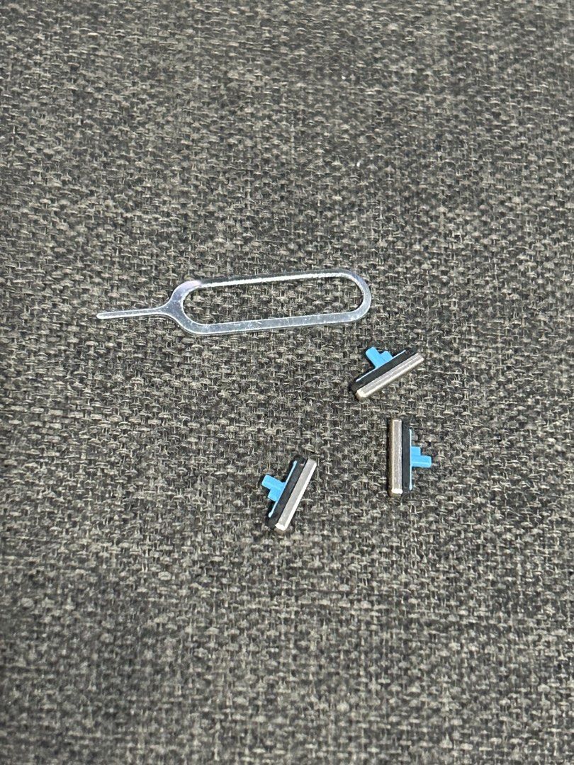 3pcs Silver Power Volume Button For Samsung Galaxy A720 (Category: Other Mobile & Gadget Accessories) located in General Trias. Submitted by aprilocampo0412 (Listing ID 1464807344, Image 1). Description: 3pcs Silver Power Volume Button For Samsung Galaxy A720.