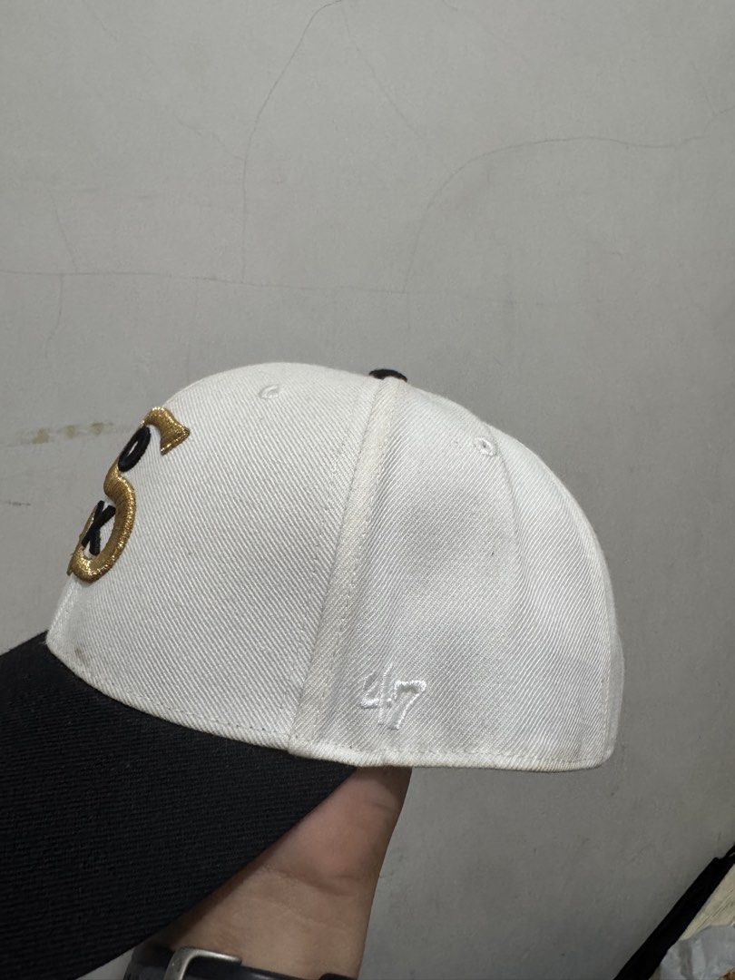'47 Chicago White Sox Snapback Cap (Category: Caps & Hats) located in Manila. Submitted by jaybu.m (Listing ID 1464852975, Image 2). Description: - Brand: '47 Brand - Team: Chicago White Sox - Design: White crown with a black flat brim - Logo: Metallic gold and black embroidered 'SOX' on the front - Special Feature: 1917 World Series commemorative side patch - Fit: Adjustable snapback closure - Authenticity: Official MLB hologram sticker on the u
