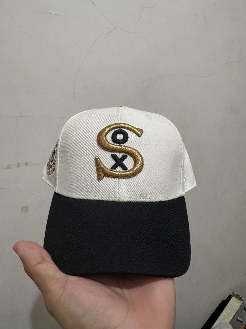 '47 Chicago White Sox Snapback Cap (Category: Caps & Hats) located in Manila. Submitted by jaybu.m (Listing ID 1464852975, Image 1). Description: - Brand: '47 Brand - Team: Chicago White Sox - Design: White crown with a black flat brim - Logo: Metallic gold and black embroidered 'SOX' on the front - Special Feature: 1917 World Series commemorative side patch - Fit: Adjustable snapback closure - Authenticity: Official MLB hologram sticker on the u