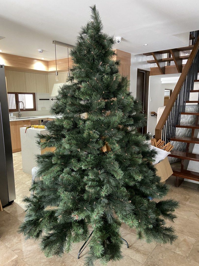 7FT Christmas Tree (Category: Other Home Decor) located in Quezon City. Submitted by shellfishfeleo (Listing ID 1464826567, Image 1). Description: 7FT Christmas tree Really good condition and comes with its box Comes in 3 parts Leaves are foldable Will Incldue free garland, Christmas balls, stars, lights and other Christmas decorations :) Free shipping within Metro Manila :) .