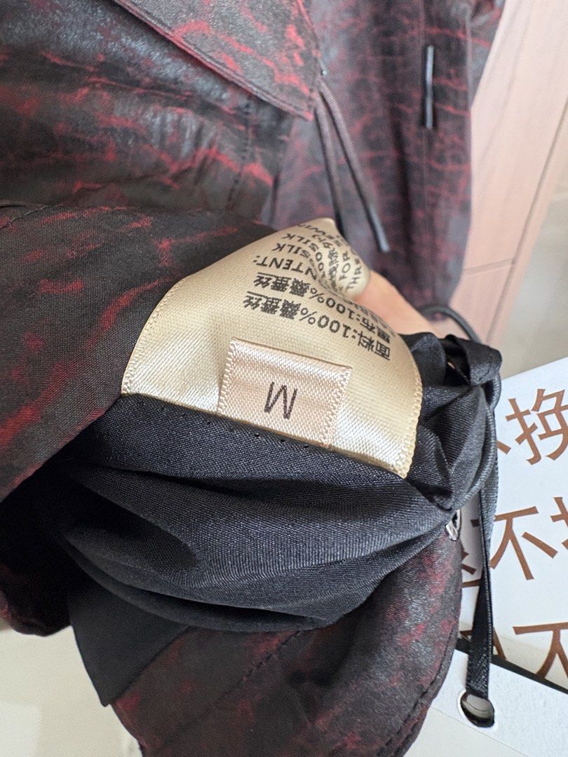 紅色黑紋連帽外套 100%桑蠶絲 Size M （分類：外套及戶外衣服）位於 Hong Kong。 由 wangiron123 提交（商品編號 1464806482，圖片 3）。簡介： 朋友放售紅色黑紋連帽外套，100%桑蠶絲造，好有質感。Size M，有拉鍊袋同索繩設計，帽都調節到。新淨企理，得返一件，啱身快手。。