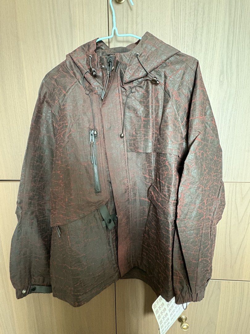 紅色黑紋連帽外套 100%桑蠶絲 Size M （分類：外套及戶外衣服）位於 Hong Kong。 由 wangiron123 提交（商品編號 1464806482，圖片 2）。簡介： 朋友放售紅色黑紋連帽外套，100%桑蠶絲造，好有質感。Size M，有拉鍊袋同索繩設計，帽都調節到。新淨企理，得返一件，啱身快手。。