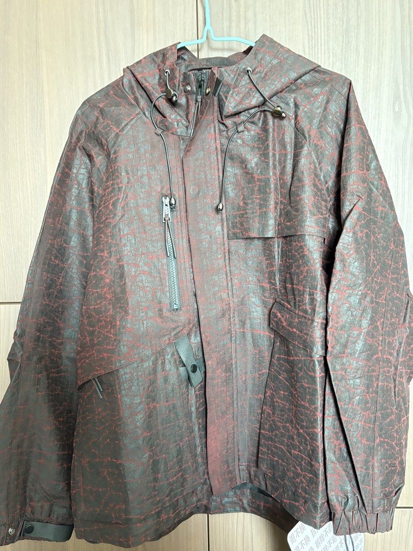 紅色黑紋連帽外套 100%桑蠶絲 Size M （分類：外套及戶外衣服）位於 Hong Kong。 由 wangiron123 提交（商品編號 1464806482，圖片 1）。簡介： 朋友放售紅色黑紋連帽外套，100%桑蠶絲造，好有質感。Size M，有拉鍊袋同索繩設計，帽都調節到。新淨企理，得返一件，啱身快手。。