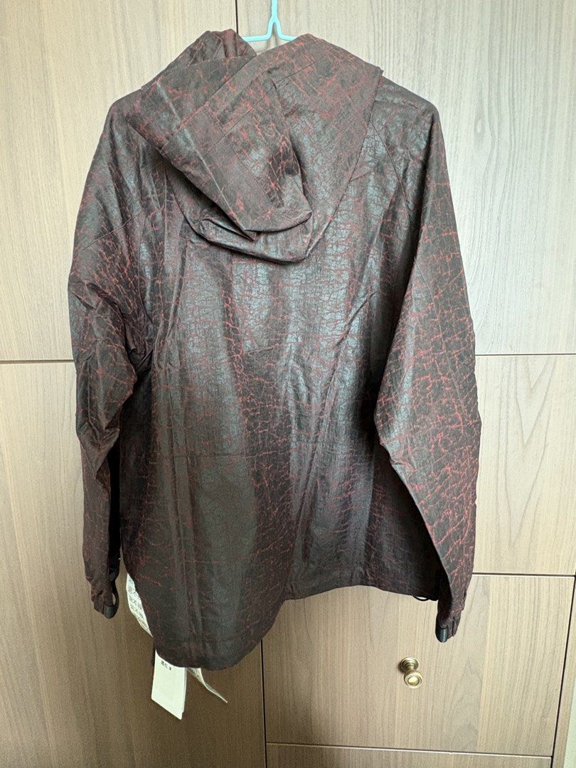 紅色黑紋連帽外套 100%桑蠶絲 Size M （分類：外套及戶外衣服）位於 Hong Kong。 由 wangiron123 提交（商品編號 1464806482，圖片 5）。簡介： 朋友放售紅色黑紋連帽外套，100%桑蠶絲造，好有質感。Size M，有拉鍊袋同索繩設計，帽都調節到。新淨企理，得返一件，啱身快手。。
