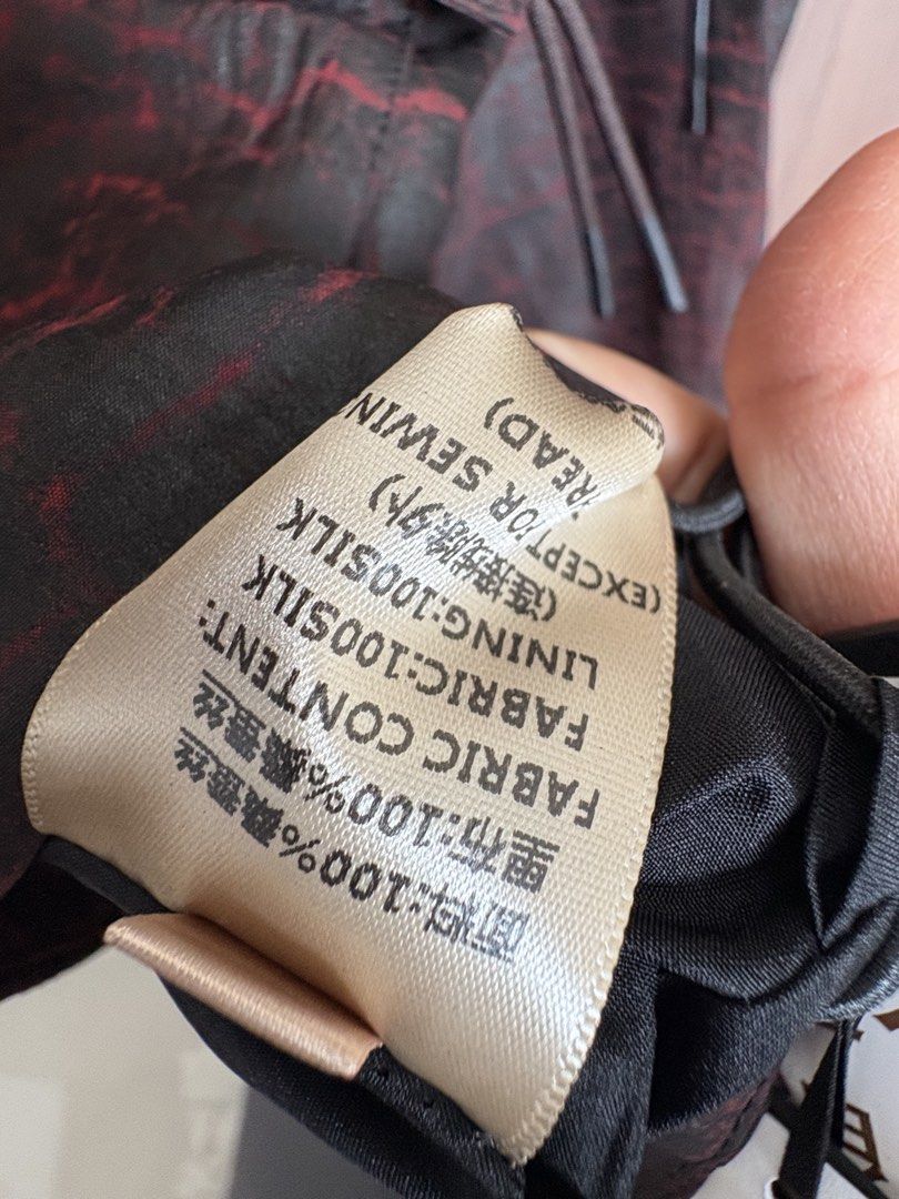 紅色黑紋連帽外套 100%桑蠶絲 Size M （分類：外套及戶外衣服）位於 Hong Kong。 由 wangiron123 提交（商品編號 1464806482，圖片 4）。簡介： 朋友放售紅色黑紋連帽外套，100%桑蠶絲造，好有質感。Size M，有拉鍊袋同索繩設計，帽都調節到。新淨企理，得返一件，啱身快手。。