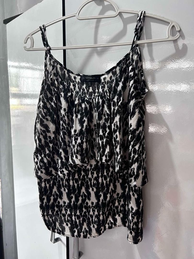 🖤 COTTON ON Black & White Printed Cami Top (Category: Sleeveless) located in Pasig City. Submitted by ladyleslieisletavelarde4902 (Listing ID 1464851568, Image 1). Description: Stylish and easy to wear! This COTTON ON cami features a black-and-white abstract print and a relaxed, flowy fit. Perfect with jeans, shorts, or skirts. ✨ Brand: COTTON ON Tag Size: XXS / Fits XXS to S Purchase direct from store. MOP: Gcash / Bank Transfer Delivery: SF sh