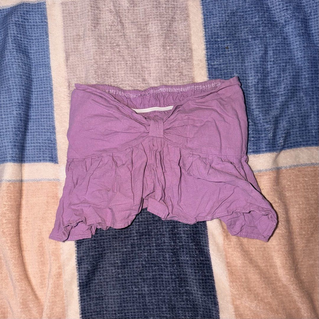 ‼️ Crop Top Bundle for PHP 120 ‼️ with FREEBIES (Category: Sleeveless) located in Quezon City. Submitted by e182885da6246a5b75aac67add07a3 (Listing ID 1464874712, Image 3). Description: ‼️Bundle of five cute crop tops in different styles and colours for 120‼️ - All Must Go! - Tops available for 30 pesos each if not taken as bundle Bundle Includes: - Blue Smocked Linen Crop Top; Size S - Purple Bow Linen Crop Top; Size M - Yellow Floral Corset-typ