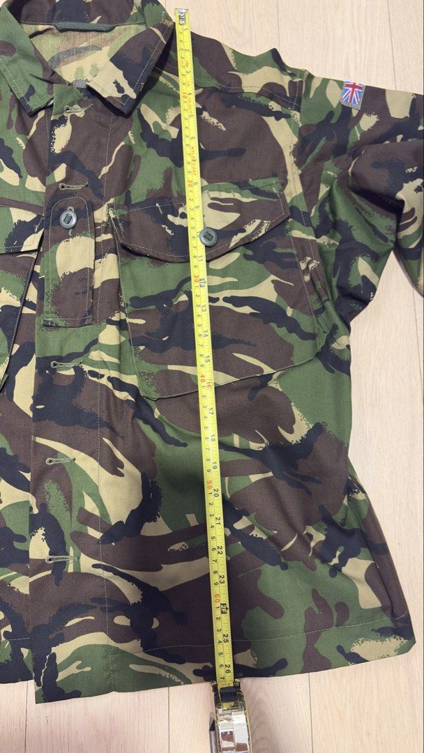 真品英軍 Lightweight 迷彩軍服 Combat Jacket （分類：外套及戶外衣服）位於 Hong Kong。 由 keith-1911 提交（商品編號 1464811015，圖片 3）。簡介： 真品英國軍隊 Lightweight Woodland DPM迷彩戰鬥外套，手臂有英國國旗章。Size 160/104（約胸闊 22 吋、衫長 26.5 吋，量度圖見相）。輕身透氣，軍事復古風，男女著都型。有興趣可 DM 問詳情。。